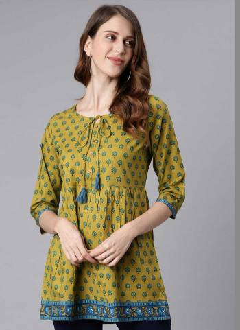 Grab These Beautiful Looking Readymade Short Kurti.These Kurti is Fabricated On Cotton.Its Beautified With Designer Printed.