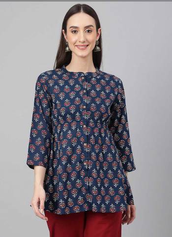 Grab These Beautiful Looking Readymade Short Kurti.These Kurti is Fabricated On Cotton.Its Beautified With Designer Floral Printed.