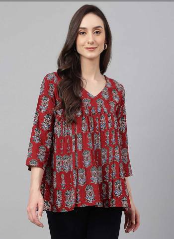 Grab These Beautiful Looking Readymade Short Kurti.These Kurti is Fabricated On Cotton.Its Beautified With Designer Floral Printed.