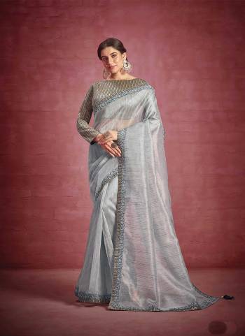 Look Attrective These Party Wear Saree in Fine Colored.These Saree Are Patterned Silk Organza And Blouse  is Fabricated On Gota Silk.Its Beautified With Heavy Designer Embroidery Work.