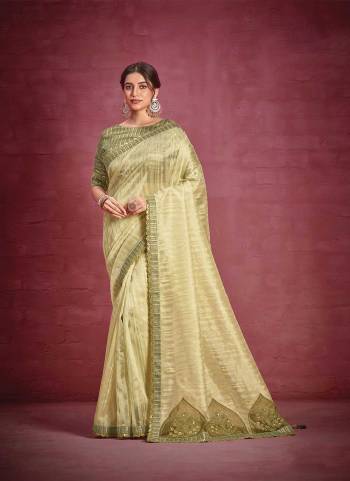 Look Attrective These Party Wear Saree in Fine Colored.These Saree Are Patterned Jacquard Organza And Blouse  is Fabricated On Gota Silk.Its Beautified With Heavy Designer Embroidery Work.