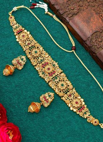 Grab These Beautifil Gold Colored Necklace.These Necklace is Come Copper Material And Beautified With Kundan Work.