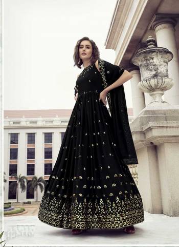 Grab These Beautiful Looking Designer Gown With Dupatta.These Gown is Georgette And Dupatta Is Fabricated On Georgette.Its Beautified With Thread And Sequance Embroidery Work.