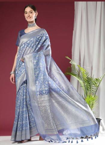 Garb These Party Wear Saree in Fine Colored.These Saree And Blouse is Fabricated On Organza Silk.Its Beautified With Weavon Designer.