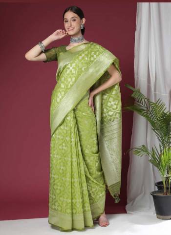 Garb These Party Wear Saree in Fine Colored.These Saree And Blouse is Fabricated On Organza Silk.Its Beautified With Weavon Designer.