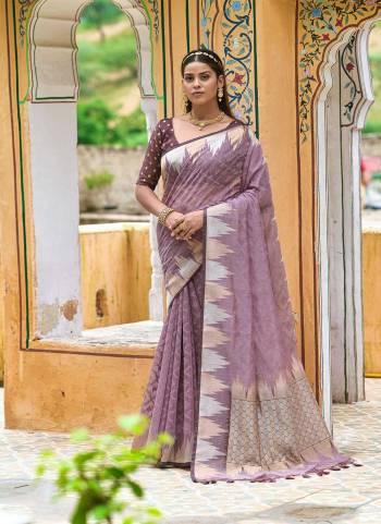 Garb These Festive Wear Saree in Fine Colored.These Saree And Blouse is Fabricated On Organza Silk.Its Beautified With Weavon Designer.