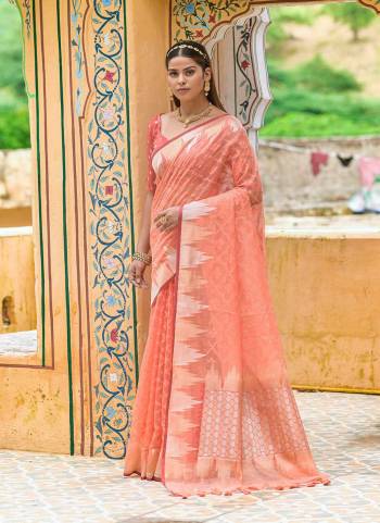 Garb These Festive Wear Saree in Fine Colored.These Saree And Blouse is Fabricated On Organza Silk.Its Beautified With Weavon Designer.