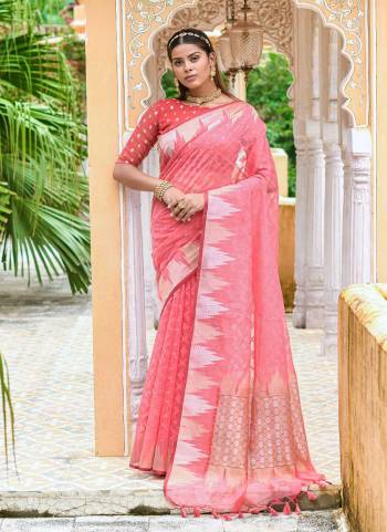 Garb These Festive Wear Saree in Fine Colored.These Saree And Blouse is Fabricated On Organza Silk.Its Beautified With Weavon Designer.