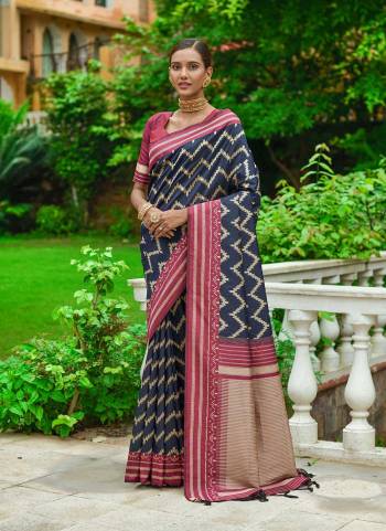 Garb These Party Wear Saree in Fine Colored.These Saree And Blouse is Fabricated On Raw Silk Two Tone.Its Beautified With Contrast Weavon Designer.