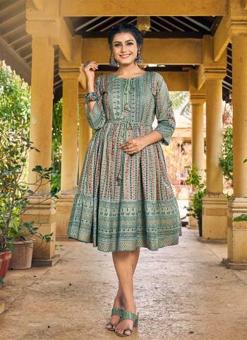 Attrective Looking These Beautiful Looking Readymade Kurti.These Kurti is Fabricated On Rayon.Its Beautified With Designer Printed.