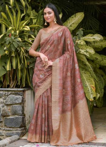 Garb These Festive Wear Saree in Fine Colored.These Saree And Blouse is Fabricated On Banarasi Silk.Its Beautified With Weavon Jari Designer With Printed.