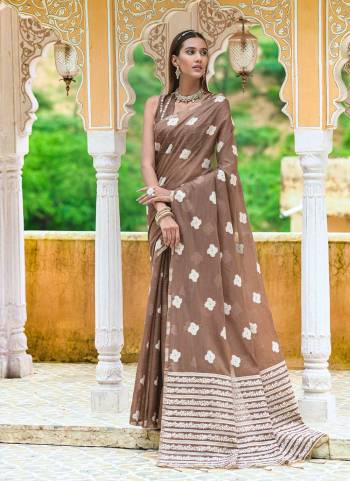 Attrective These Party Wear Saree in Fine Dusty Colored.These Saree And Blouse is Fabricated On Lukhnawi Cotton.Its Beautified With Lukhnawi Weavon Designer.