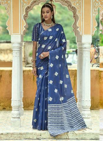 Attrective These Party Wear Saree in Fine Dusty Colored.These Saree And Blouse is Fabricated On Lukhnawi Cotton.Its Beautified With Lukhnawi Weavon Designer.