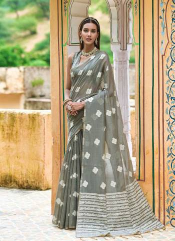 Attrective These Party Wear Saree in Fine Dusty Colored.These Saree And Blouse is Fabricated On Lukhnawi Cotton.Its Beautified With Lukhnawi Weavon Designer.