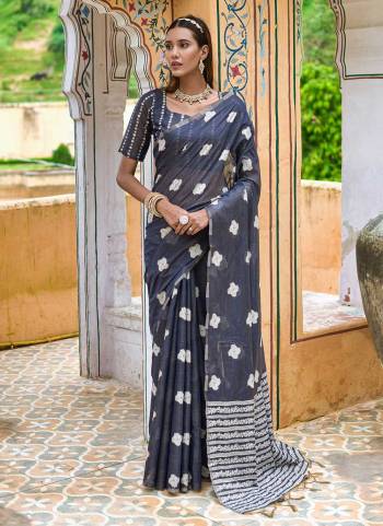 Attrective These Party Wear Saree in Fine Dusty Colored.These Saree And Blouse is Fabricated On Lukhnawi Cotton.Its Beautified With Lukhnawi Weavon Designer.