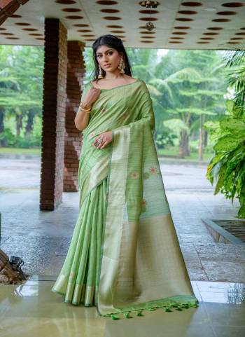 Garb These Festive Wear Saree in Fine Colored.These Saree And Blouse is Fabricated On Matka Silk.Its Beautified With Weavon Butti Designer.