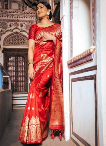 Attrective These Festive Wear Saree in Fine Colored.These Saree And Blouse is Fabricated On Tussar Silk.Its Beautified With Weavon Jamdani Designer.