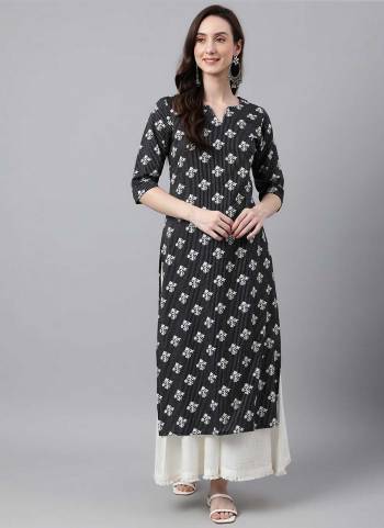 Looking These Beautiful Looking Readymade Long Kurti.These Kurti is Fabricated On Cotton.Its Beautified With Designer Printed.