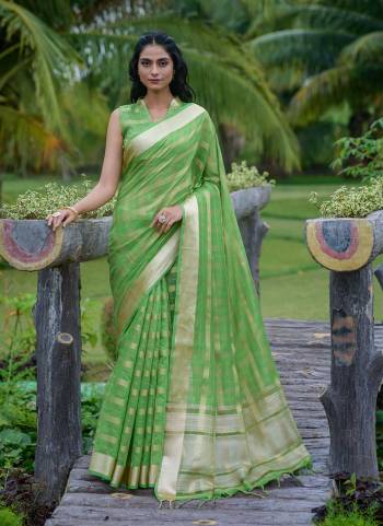 Attrective These Festive Wear Saree in Fine Colored.These Saree And Blouse is Fabricated On Organza.Its Beautified With Weavon Jari Checks Designer.