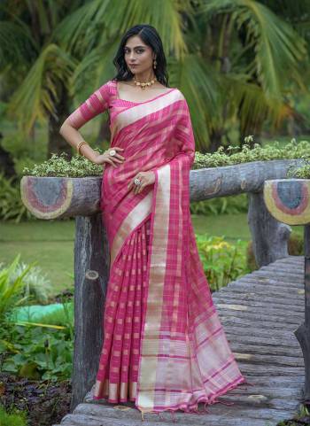 Attrective These Festive Wear Saree in Fine Colored.These Saree And Blouse is Fabricated On Organza.Its Beautified With Weavon Jari Checks Designer.