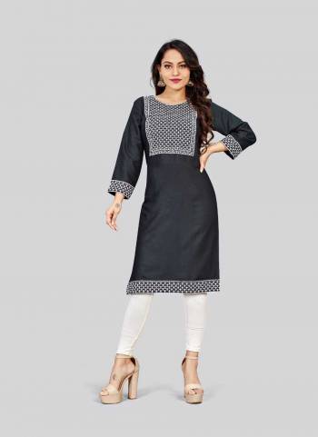 Attrective Looking These Beautiful Looking Readymade Long Kurti.These Kurti is Fabricated On Rayon.Its Beautified With Designer Embroidery Work.