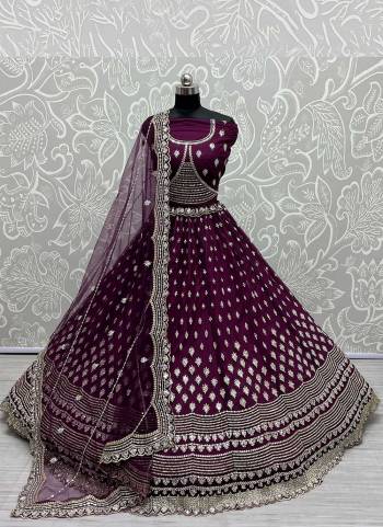 For A Designer Look,Grab These Lehenga Choli in Fine Colored.These Lehenga Choli Are Bridal Net And Dupatta Are Fabricated On Soft Net Pair.Its Beautified With Fancy Designer Multy Thread,Mirror Embroidery,Diamond Work.