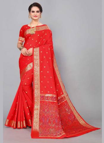 Garb This Wedding Partywear Saree Paired With Blouse.This Saree And Blouse Are Silk Based Fabric With Weaving Jacquard Rich Designer. Buy This Pretty Saree Now.