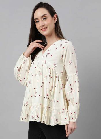 Looking These Beautiful Looking Readymade Kurti.These Kurti is Fabricated On Cambric Cotton.Its Beautified With Designer Printed.