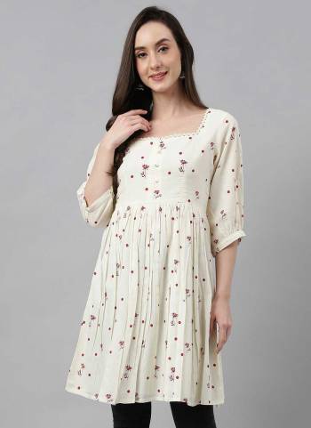 Looking These Beautiful Looking Readymade Kurti.These Kurti is Fabricated On Cambric Cotton.Its Beautified With Designer Printed.