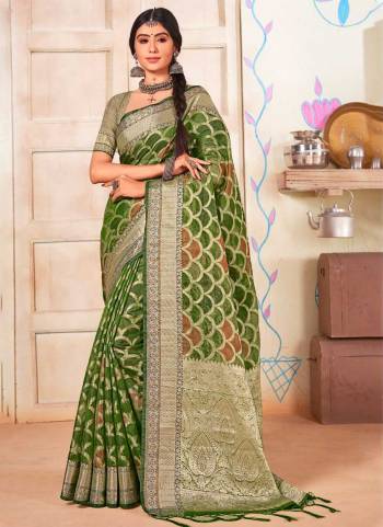 Attrective These Party Wear Saree in Fine Colored.These Saree And Blouse is Fabricated On Organza.Its Beautified With Weavon Designer With Swarovski Work.