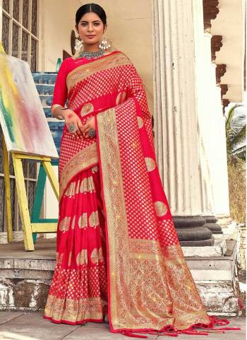 Garb These Party Wear Saree in Fine Colored.These Saree And Blouse is Fabricated On Banarasi Silk.Its Beautified With Weavon Designer With Swarovski Work.