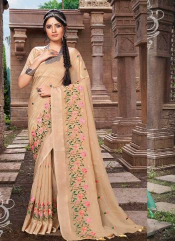 Grab These Party Wear Saree in Fine Light Colored.These Saree Are Organza And Blouse is Fabricated On Banarasi.Its Beautified With Wevon Satin Patta With Embroidery,Swarovski Work.