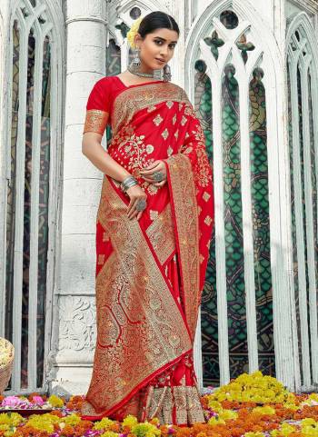 Attrective These Party Wear Saree in Fine Colored.These Saree And Blouse is Fabricated On Banarasi Silk.Its Beautified With Weavon Designer,swarovski stone Work.