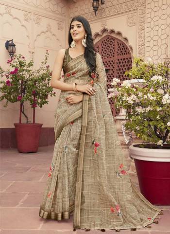 Grab These Party Wear Saree in Fine Light Colored.These Saree Are Organza And Blouse is Fabricated On Art Silk.Its Beautified With Wevon Designer, Printed.