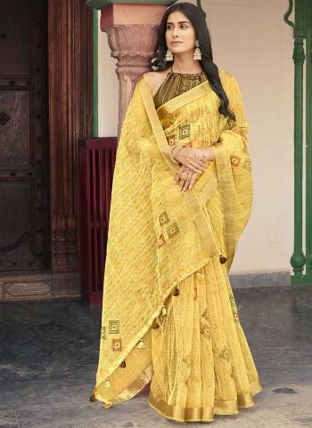 Grab These Party Wear Saree in Fine Light Colored.These Saree Are Organza And Blouse is Fabricated On Art Silk.Its Beautified With Wevon Designer, Printed.