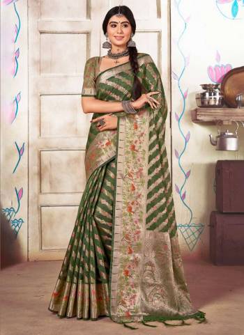 Attrective These Party Wear Saree in Fine Colored.These Saree And Blouse is Fabricated On Organza.Its Beautified With Weavon Designer ,Swarovski Stone Work.