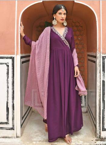 Looking These Beautiful Looking Readymade Gown With Dupatta.These Gown Are Georgette Fabricated With Georgette Dupatta.Its Beautified With Designer Embroidery Work.