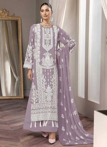 Attrective These Suit in Fine Colored Pair With Bottom And Dupatta.These Top Are Georgette And Dupatta Are Fabricated On Chiffon Pair With Santoon Bottom.Its Beautified With Santoon Inner.Its Beautified With Heavy Designer Embroidery Work.