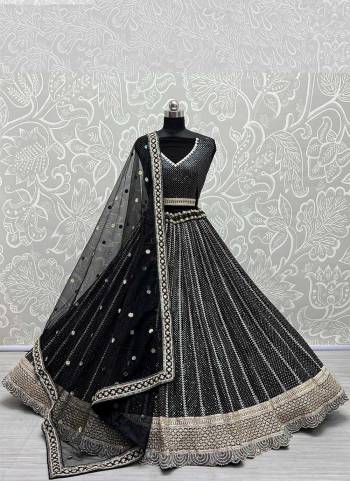 For A Designer Look,Grab These Lehenga Choli in Fine Colored.These Lehenga And Choli Are Bridal Net And Dupatta Are Fabricated On Soft Net Pair.Its Beautified With Designer Fancy Multy Thread Embroidery,Zarkan Diamond Work.