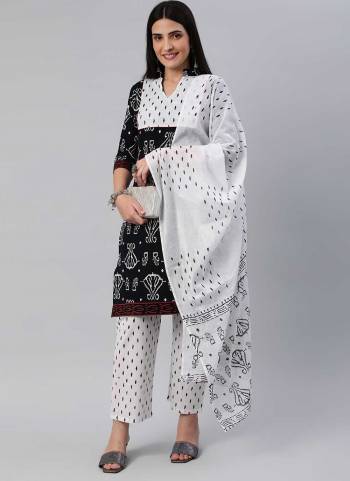 Grab These Readymade Suit in Fine Colored Pair With Bottom And Dupatta.These Top And Bottom Are Fabricated On Cotton Pair With Cotton Dupatta.Its Beautified With Designer Hand Block Printed.