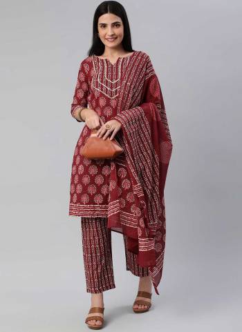 Grab These Readymade Suit in Fine Colored Pair With Bottom And Dupatta.These Top And Bottom Are Fabricated On Cotton Pair With Cotton Dupatta.Its Beautified With Designer Hand Block Printed.