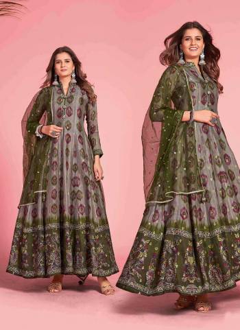 Grab These Readymade Gown in Fine Colored Pair With Dupatta.These Gown Are Fabricated On Soft Dola Silk Pair With Soft Net Dupatta.Its Beautified With Micro Cotton Inner.Its Beautified With Designer Kalamkari Printed With Embroidery Work.