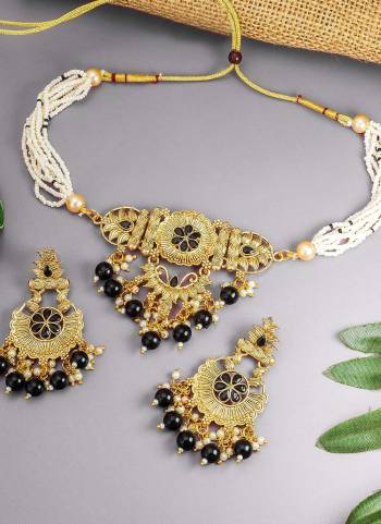 Grab These Beautifil Fine Colored Necklace.These Necklace is Come Alloy Material And Beautified With Patwa Work.