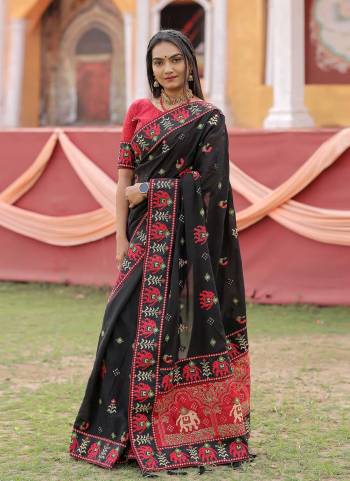 Grab These Festive Wear Saree in Fine Black Colored.These Saree is Fabricated On Vichitra Silk Pair With Silk Blouse.Its Beautified With Designer Kachhi Mirror, Thread Embroidery Work.