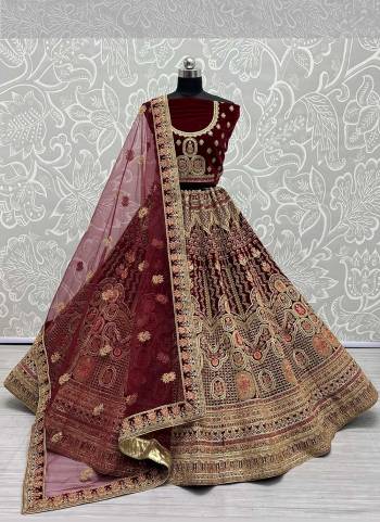 For A Designer Look,Grab These Lehenga Choli With Dupatta in Fine Colored.These Lehenga And Choli Are Velvet And Dupatta Are Fabricated On Soft Net Pair.Its Beautified With Designer Fancy Multy Thread Embroidery,Zarkan Diamond Work.