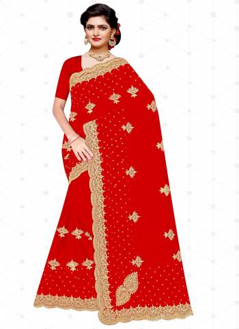 Garb These Wedding Wear Saree in Fine Red Colored.These Saree And Blouse is Fabricated On Heavy Georgette.Its Beautified With Heavy Jari Embroidery With Diamond Work.