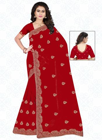 Garb These Wedding Wear Saree in Fine Red Colored.These Saree And Blouse is Fabricated On Heavy Georgette.Its Beautified With Heavy Jari Embroidery With Diamond Work.