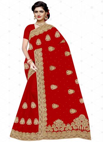 Garb These Wedding Wear Saree in Fine Red Colored.These Saree And Blouse is Fabricated On Heavy Georgette.Its Beautified With Heavy Jari Embroidery With Diamond Work.