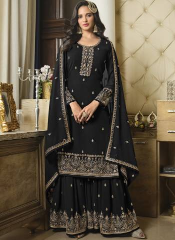 Attrective These Sharara Suit in Fine Colored Pair With Bottom And Dupatta.These Top And Dupatta Are Faux Georgette And Pair With Faux Georgette Bottom.Its Beautified With Santoon Inner.Its Beautified With Heavy Designer Embroidery Work.