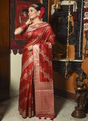 Garb These Party Wear Saree in Fine Colored.These Saree And Blouse is Fabricated On Tussar Silk.Its Beautified With Jamdani Weavon Designer.